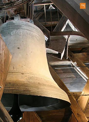 the-bell-at-notre-dame-cathedral-7