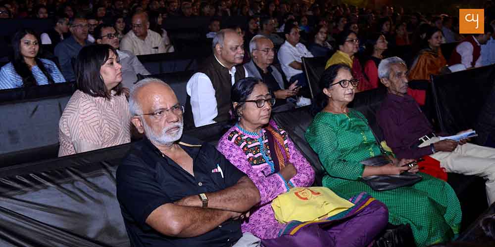 The Audience at Adalaj Ni Vav